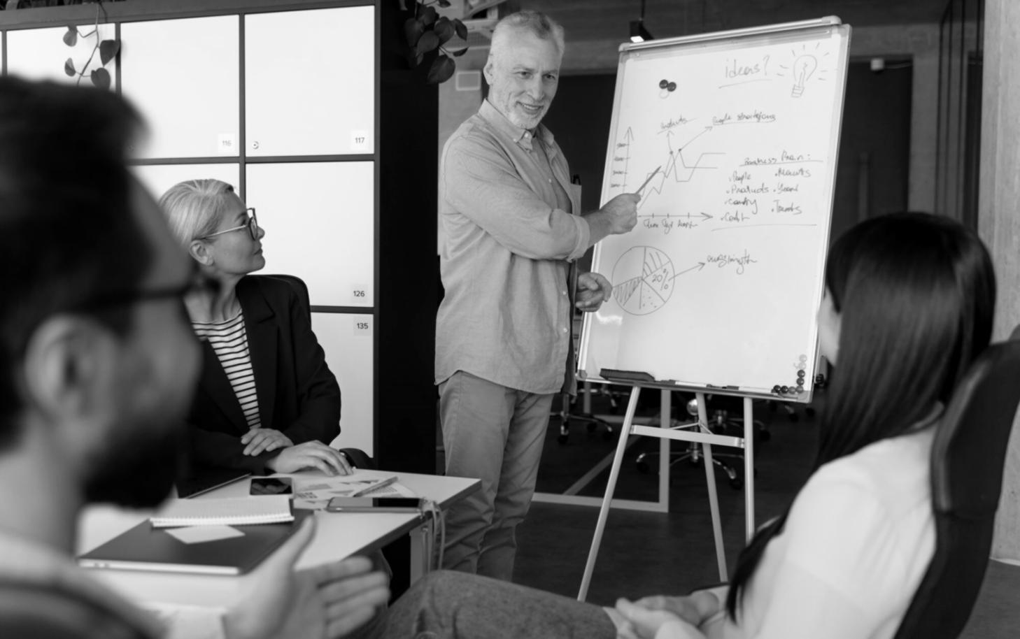 Bureau de consultation financière avec documents et calculatrice