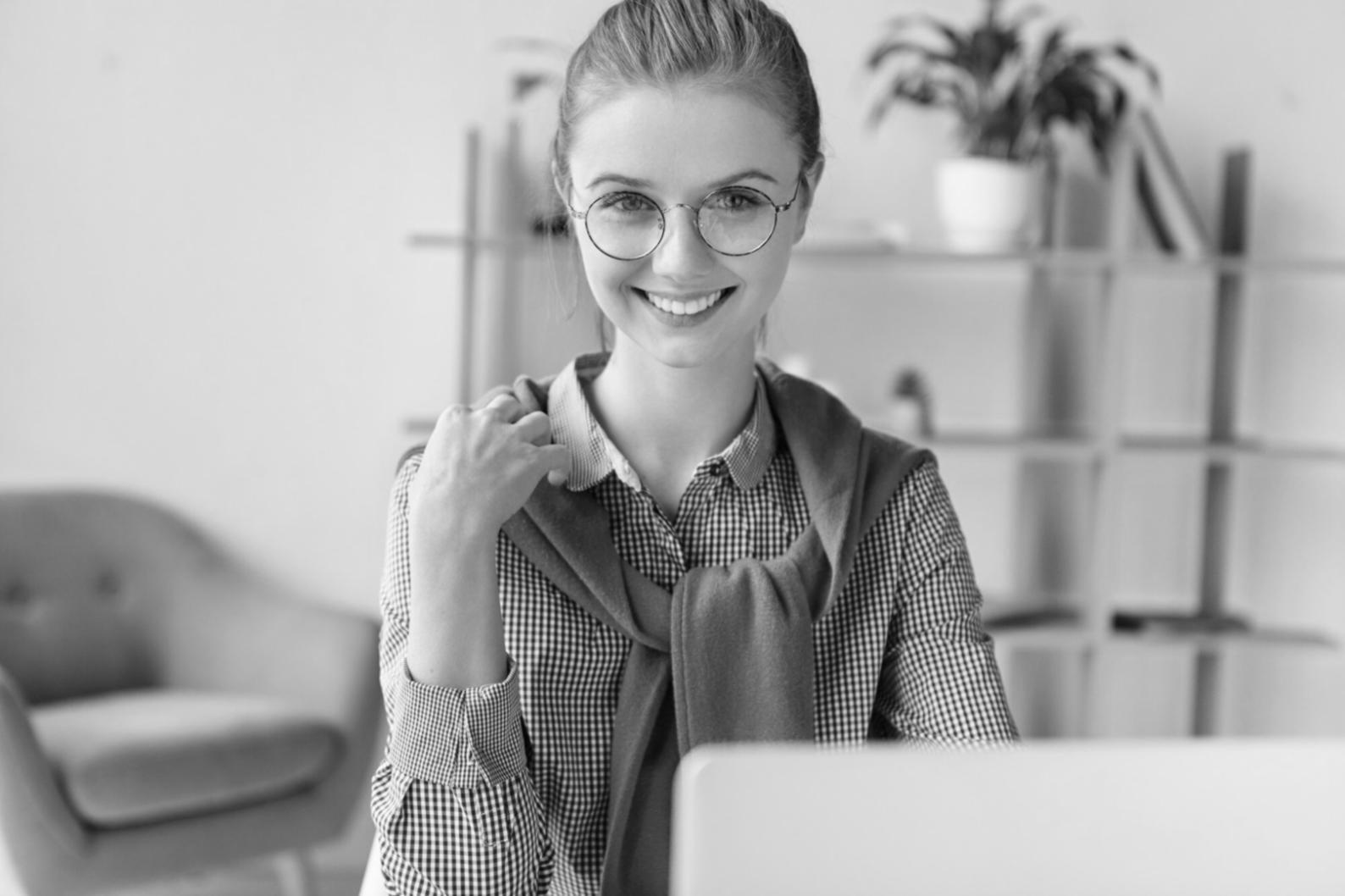 Session de travail sur tablette avec graphiques financiers