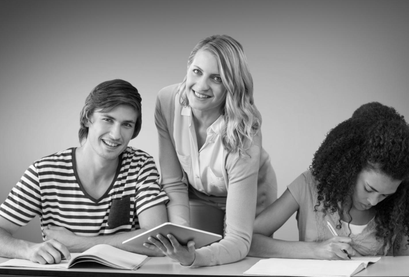 Salle de formation avec participants travaillant sur des études de cas